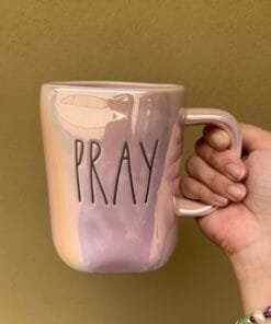 Taza Iridiscente - Pray - Rae Dunn