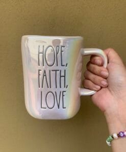 Taza Iridiscente – Hope, Faith, Love – Rae Dunn